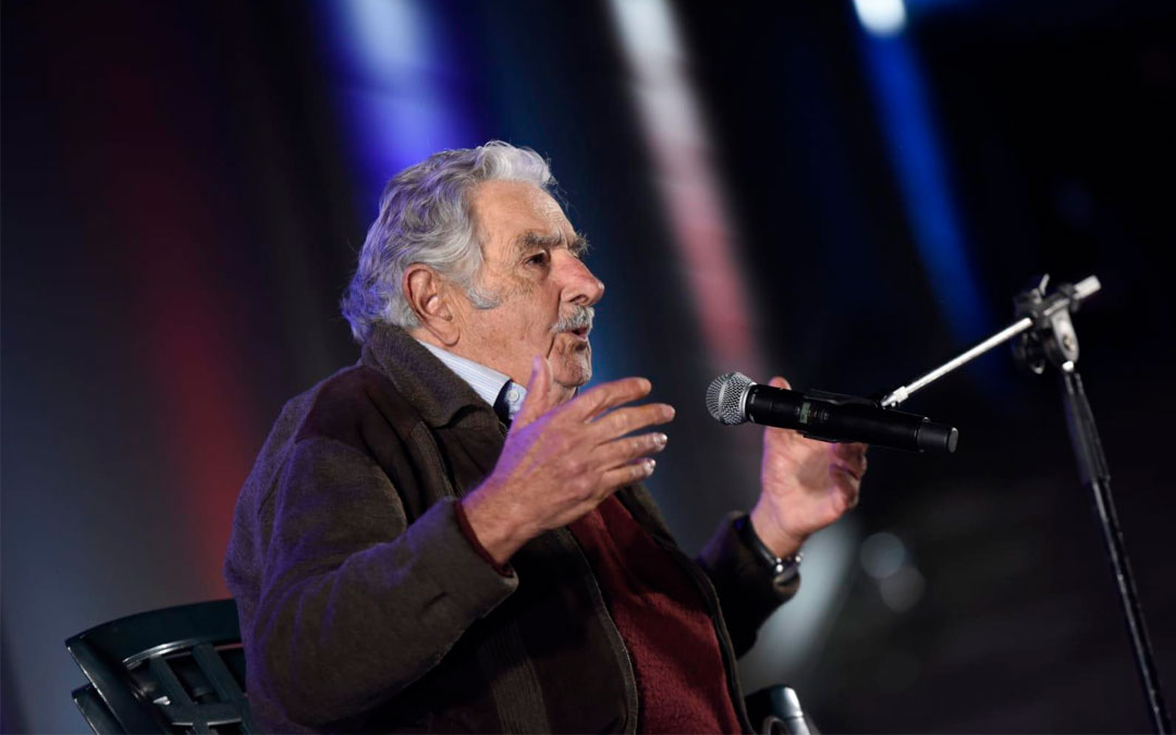 Mujica sobre la manipulación de la prensa uruguaya y la renuncia del comandante en jefe del ejército que no informaron