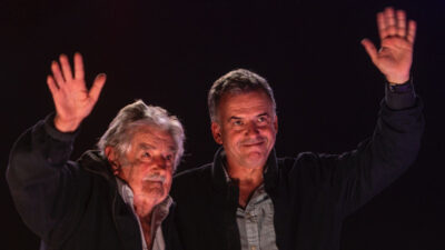 Yamandú Orsi junto a José Mujica. Foto: MPP.