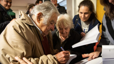 Pepe Mujica y Lucía Topolansky en la presentación del libro "Otros mundos posibles".