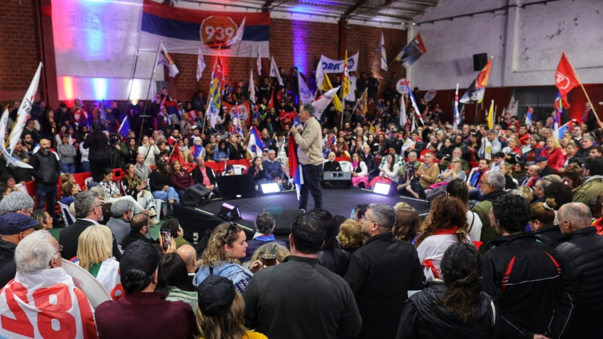 Yamandú Orsi en el cierre de campaña hacia las internas de junio, en Las Piedras. MPP.