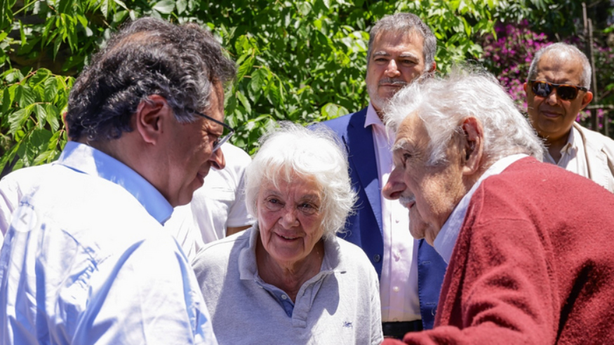 Gustavo Petro, Lucía Topolansky y José Mujica. Foto MPP.