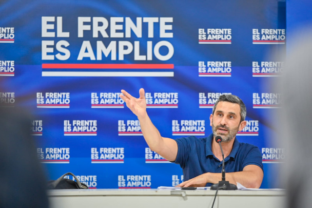 Primera reunión de bancada del Frente Amplio en su sede central, la Huella de Seregni.