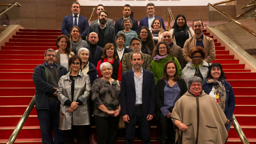 Sol Maneiro, autoridades y representantes de organizaciones sociales participantes del Diálogo Social. Foto MPP.